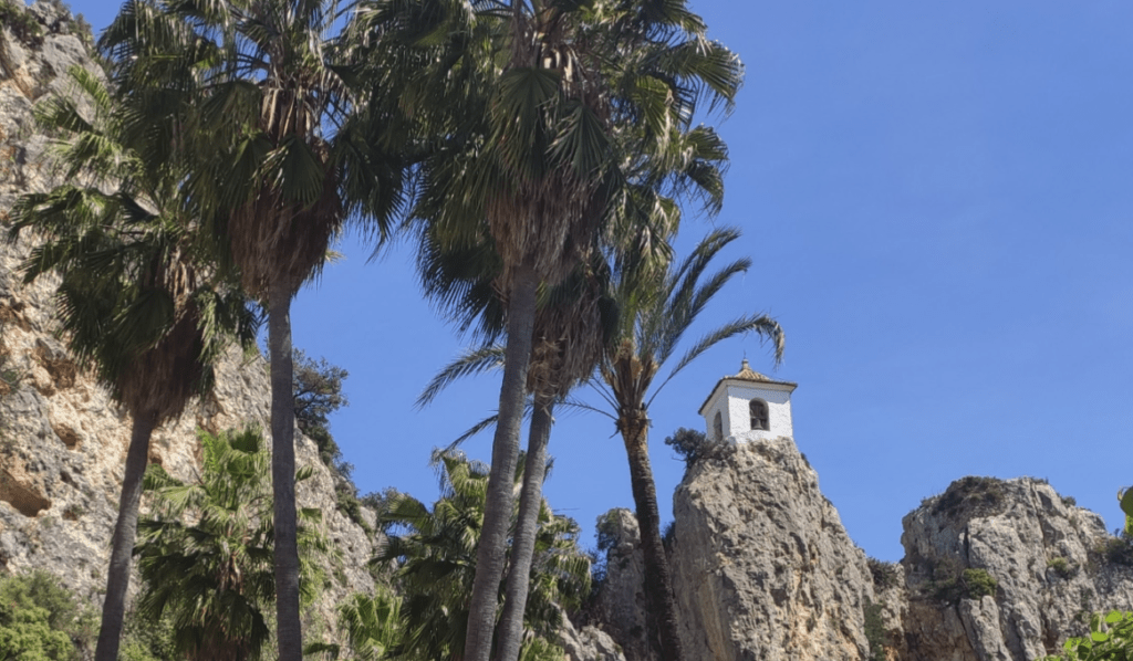 Vista del castello di Guadalest con le palme, itinerario di viaggio cosa vedere vicino ad Alicante.