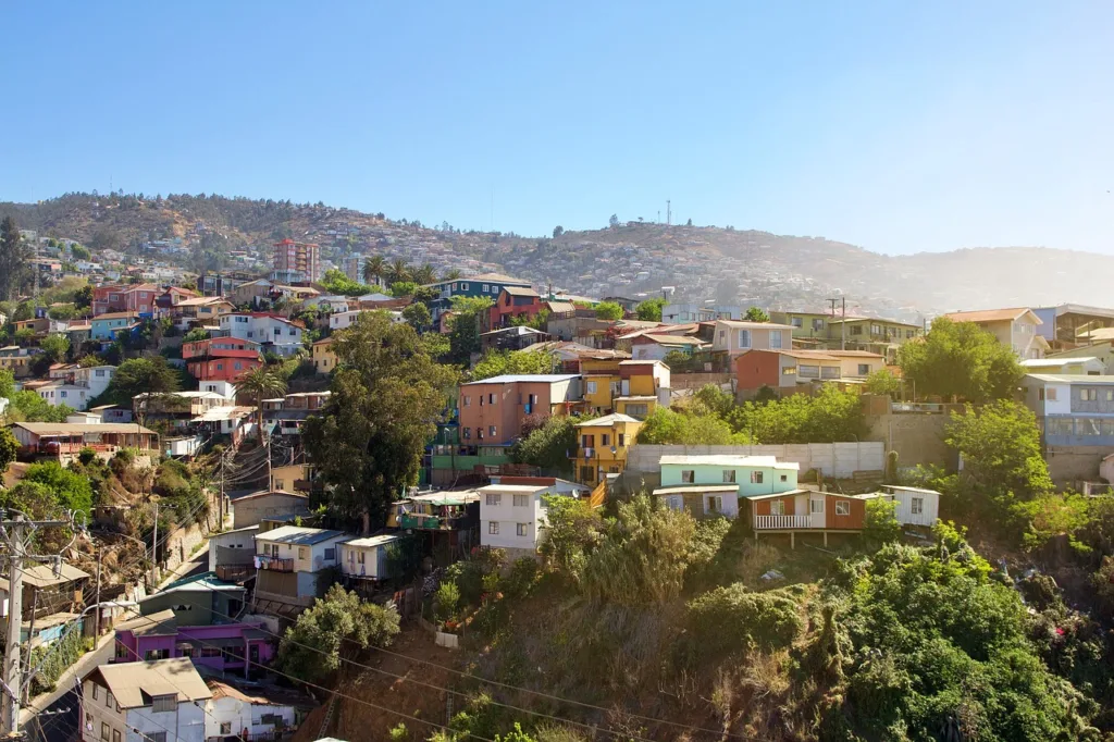 Casette in stile bohémien, dipinte con colori vivaci, sparse sulle colline di Valparaíso, creando un mosaico di cultura e arte.