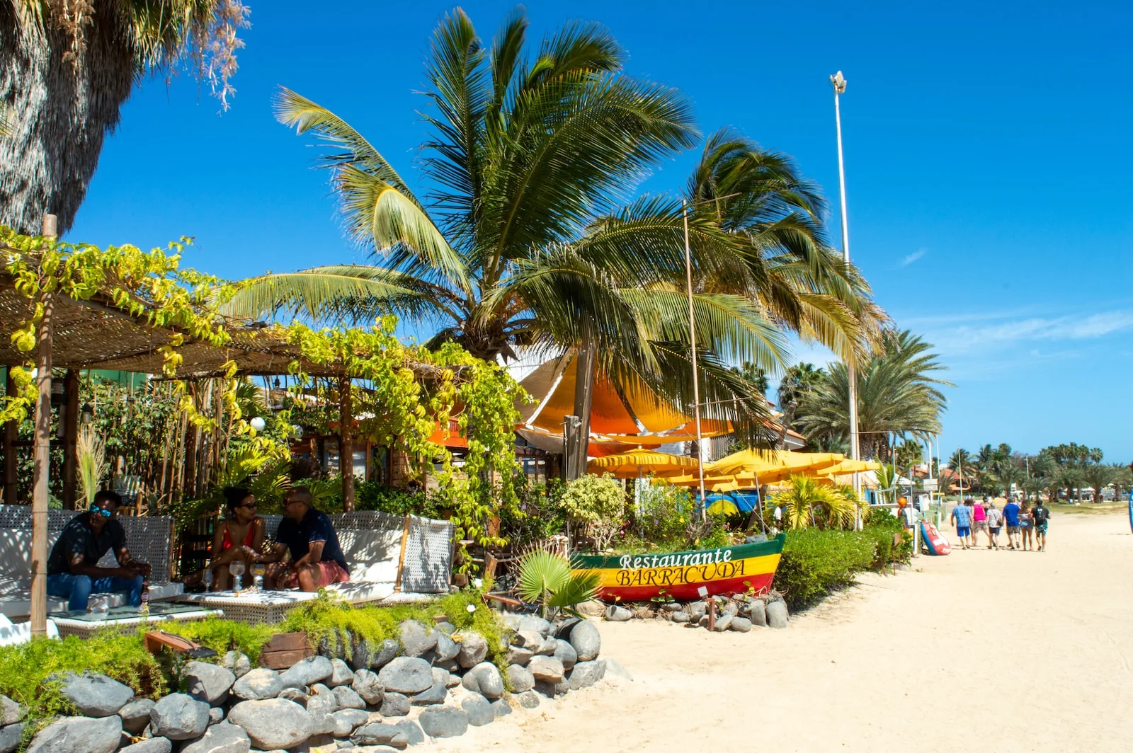 Una fotografia del Ristorante Barracuda, un popolare punto di ristoro situato sulla pittoresca spiaggia di Ponta Sino a Santa Maria, Isola di Sal, Capo Verde, offrendo una vista mozzafiato sull'Oceano Atlantico.