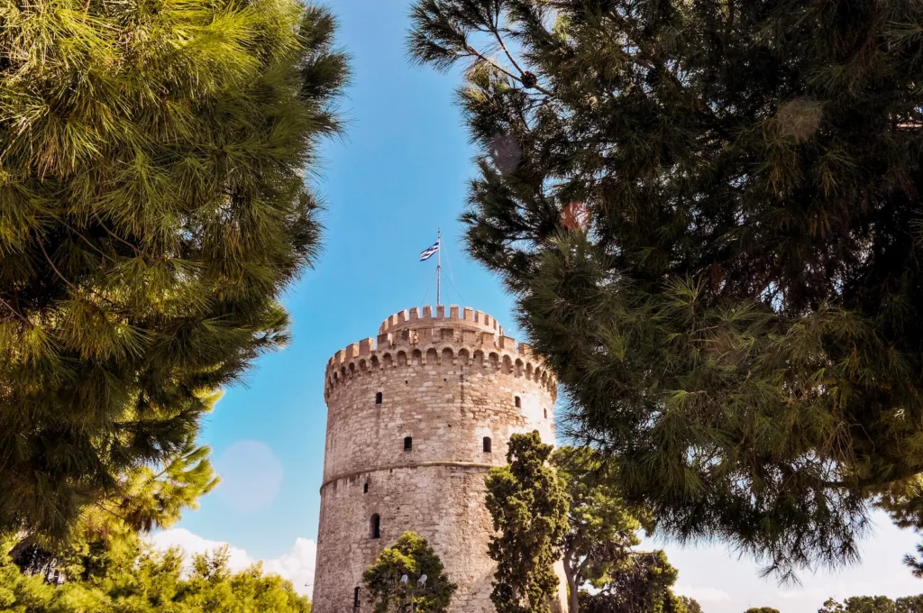 Una fotografia della Torre Bianca, un edificio storico di Salonicco che ha servito come fortificazione nel XV secolo, posto di guardia e prigione, testimoniando la ricca storia della città.