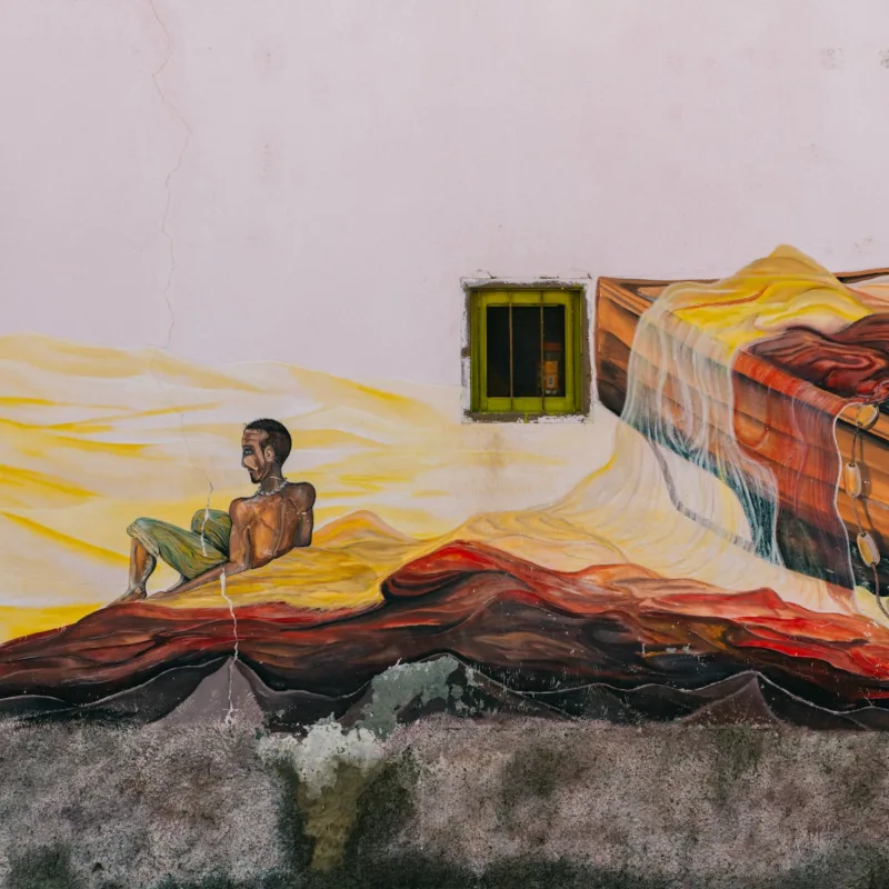 Una fotografia di un dipinto artistico che raffigura una barca da pesca, evidenziando l'anima artistica e la cultura marittima della città di Praia.