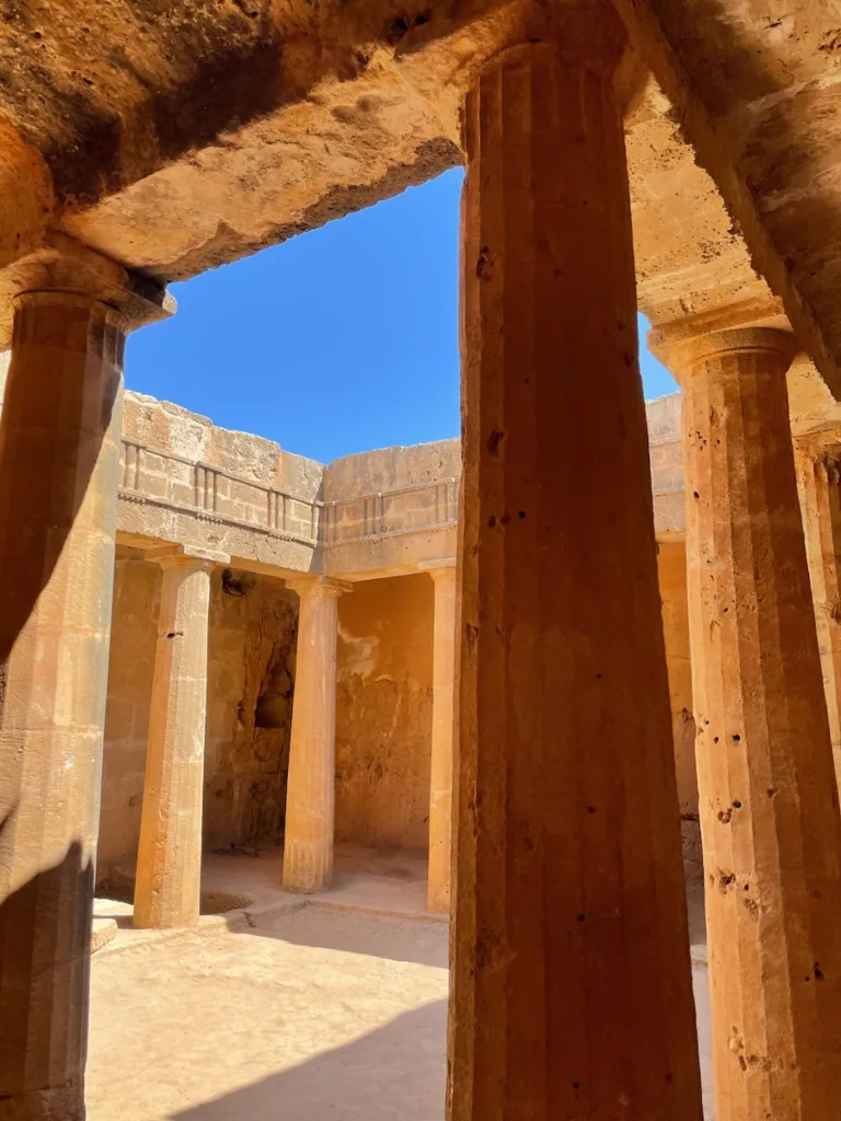 Una fotografia del Sito Archeologico delle Tombe dei Re, un luogo ricco di storia e mistero situato nella città di Paphos, Cipro.
