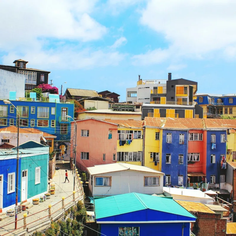 Fotografia paesaggistica che cattura l'architettura colorata delle case blu e gialle a Valparaíso.