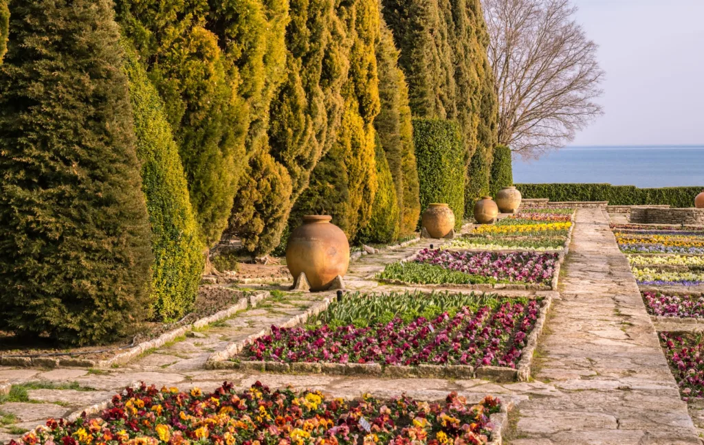 Una fotografia del Palazzo di Balchik e del Giardino Botanico, due delle principali attrazioni turistiche di Balchik, Bulgaria, situati vicino al storico Castello della Regina Maria.