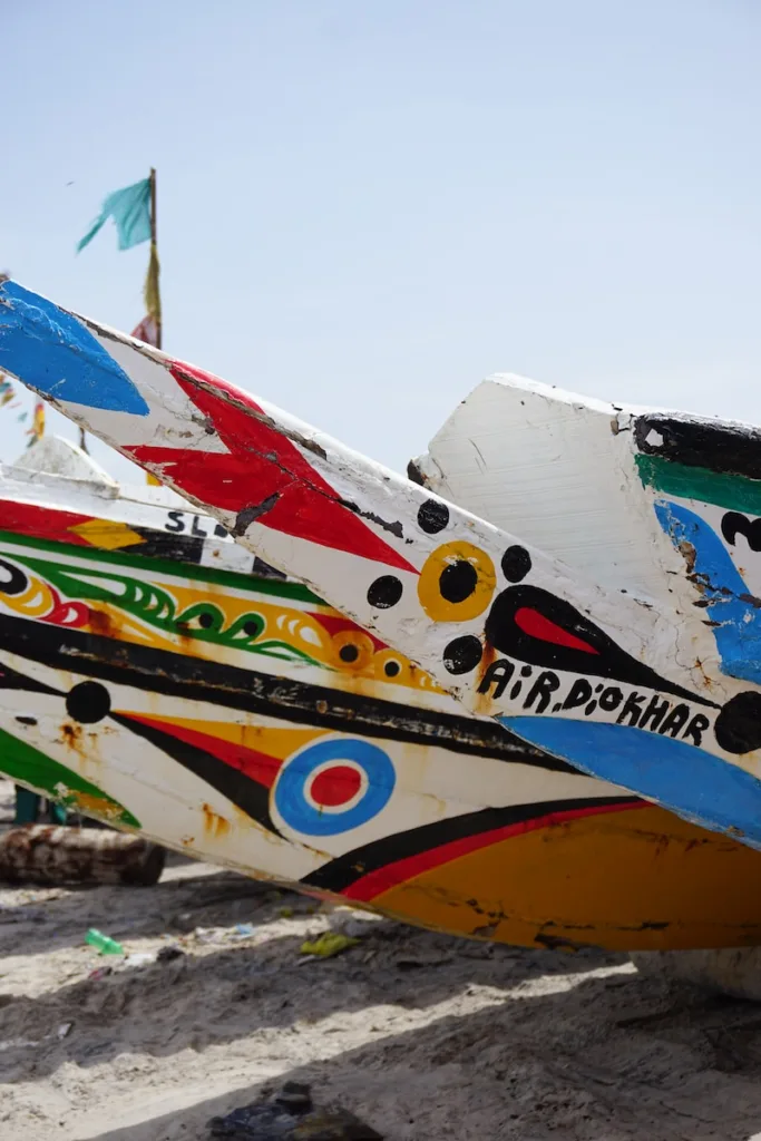 Un'immagine affascinante che cattura l'arte e la creatività delle barche colorate dipinte a mano nel porto di Dakar, Senegal.