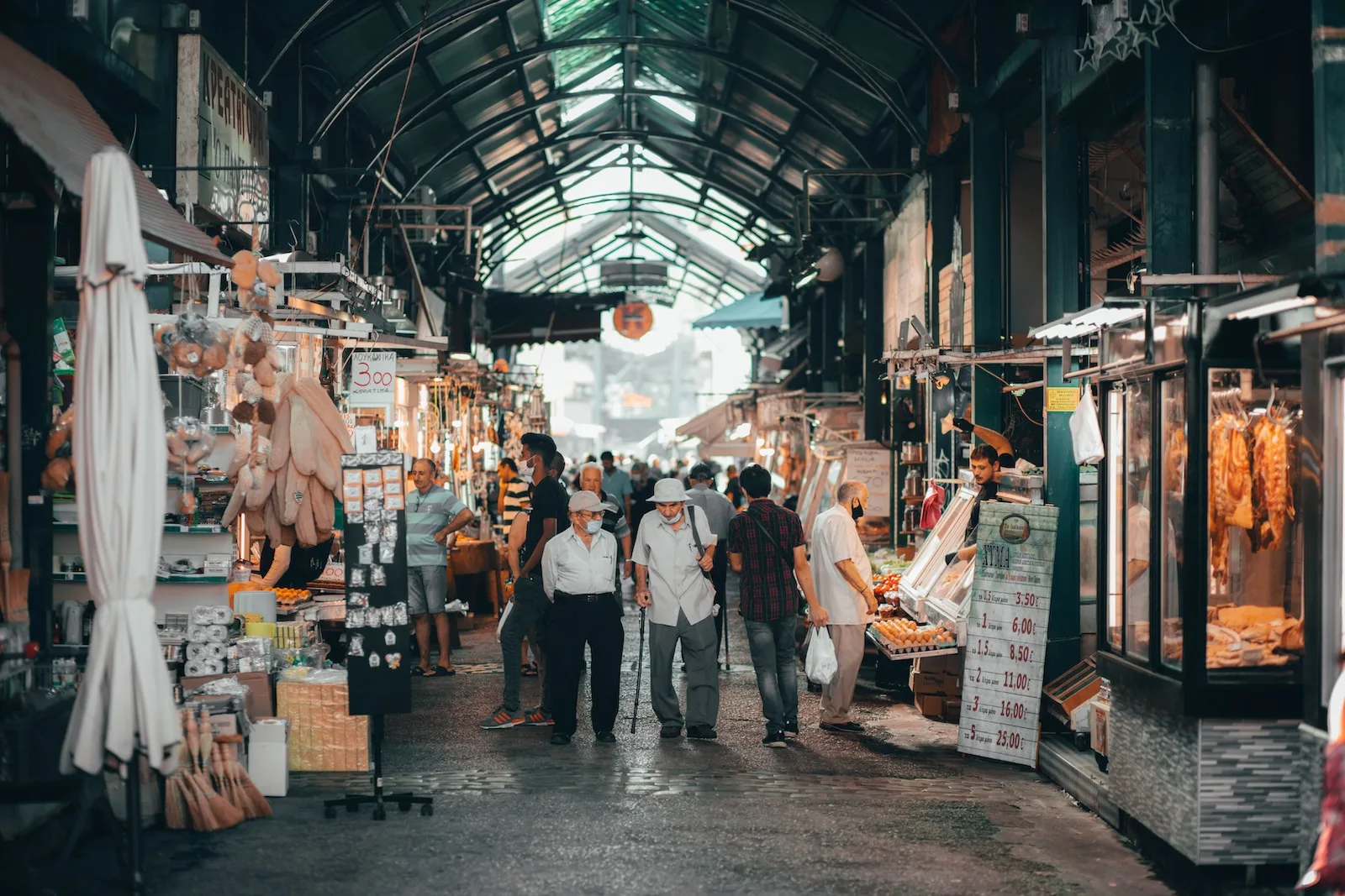 Una fotografia vivida del Mercato Kapani, un mercato tradizionale di Salonicco che ha servito la comunità locale con una vasta gamma di prodotti sin dai tempi dell'occupazione ottomana. Photo by Vianney CAHEN