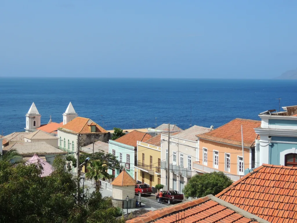 Una fotografia panoramica della città di São Filipe, situata sull'isola vulcanica di Fogo, Capo Verde, che mostra l'architettura distintiva e il paesaggio naturale circostante.