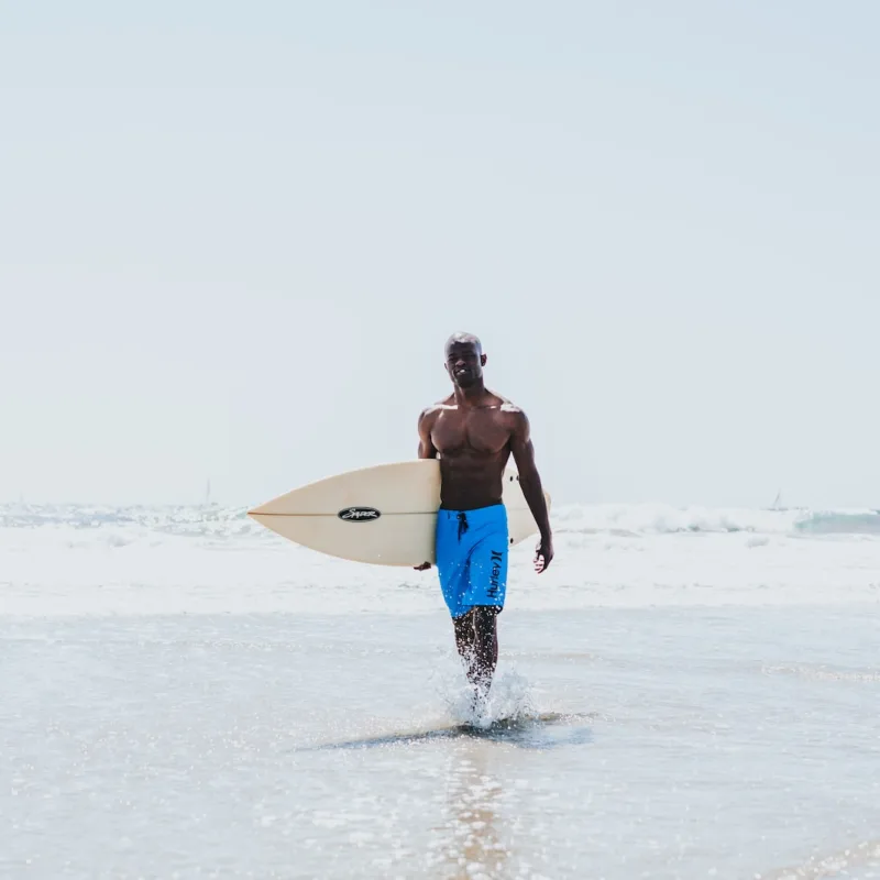Una fotografia che cattura l'energia del surf in una affascinante località marina di Dakar, Senegal.