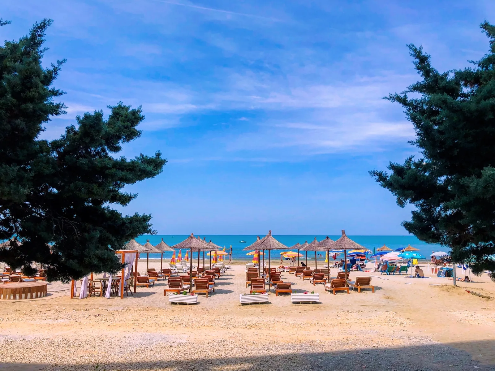 Una fotografia panoramica della spiaggia di Durres, Albania, che cattura la bellezza naturale e la tranquillità di questo popolare destino balneare.